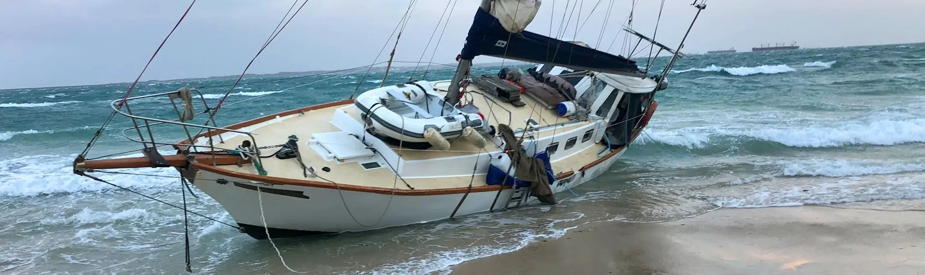 GROUNDED BOAT SALVAGE PERTH PERTH BIG ISLAND MARINE SERVICES PERTH